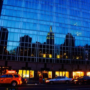 New York / Manhattan
42nd Street
42丁目のビルのガラスに映る「エンパイアステートビルディング」。