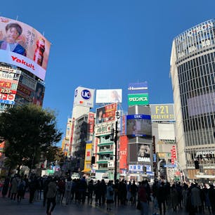 ある日の渋谷駅前
朝9時。
雲ひとつない青空が広がっていました(^^)