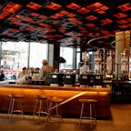 New York / Manhattan
Meatpacking District
2018年12月にオープンした、ニューヨークの「スターバックスリザーブ」の店内。ラグジュアリーな雰囲気で、天井にはニューヨークの碁盤目状の道路のようなスクエア柄が♪