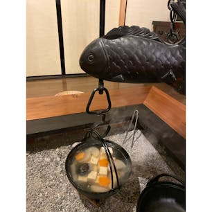 岡山にあるＣａｆｅ　＆　Ｇｕｅｓｔ　Ｈｏｕｓｅ　凸屋
築８０年の古民家を和モダンにリノベーションした、カフェと茶室とキャンプ場を備えたゲストハウス♪
名物オーナーと利用者たちとの一期一会の楽しい時間を！
いろりご飯、美味しかったー♪