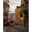 高低差のあるリスボンではケーブルカーが大人気！
ケーブルカーやトラムはリスボン観光のハイライト、鮮やかなオレンジ色の車体は街に色を添えます。
#リスボン #ポルトガル