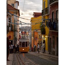 高低差のあるリスボンではケーブルカーが大人気！
ケーブルカーやトラムはリスボン観光のハイライト、鮮やかなオレンジ色の車体は街に色を添えます。
#リスボン #ポルトガル