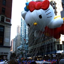 New York / Manhattan
Macy's Thanksgiving Day Parade
スパイダーマンや、キティちゃんなど人気のキャラクターの巨大バルーンが登場！4キロのパレードルートには300万人以上の観客でいっぱいになります♪