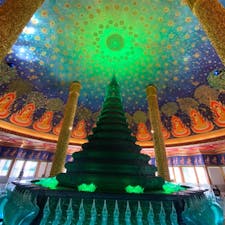 ワット・パクナム：話題の天井画は最上階（5階）にあります。ガラスで出来た蓮の花には下からライトが当てられ、緑色に光って何とも神秘的でした😍