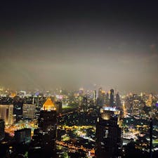バンヤンツリ－・バンコク:ム－ンバ－、空に浮かんでいるようなバ－。61階からの夜景は圧巻✨