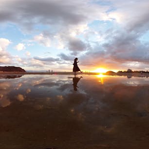 香川県の父母ヶ浜でもウユニ塩湖の様な体験を味わえました！海岸なので、潮の満ち引きを気にしながらですが、こんな写真がとれます！