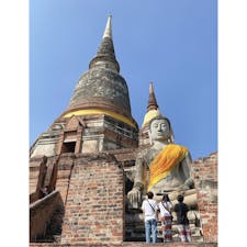 ワット・ヤイ・チャイ・モンコン：アユタヤの遺跡では珍しく登る事が出来ます。ガイドさんに「うしろむいてネ❣️」と言われ撮って頂いた写真です☀️