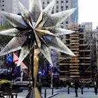 New York / Manhattan
Rockefeller Center
クリスマスツリーにイルミネーションライトを設置している様子♪ニューヨークのクリスマスツリーといえば、このロックフェラーセンターのクリスマスツリーです！