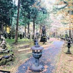 永平寺に初訪問。お勤めのお経がよかったです。

写真は、外にある寂光院。生い茂る木々と苔のなかに歴代住職やゆかりのあるのお墓などが佇んでいます。落ち葉はほとんどが紅葉だったので紅葉の時期にもぜひ訪れたいです。