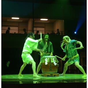 シアターダイニングで美味しい
能登の食材を堪能しながら、
御陣乗太鼓を観賞。
小さいときは怖くて泣いてた息子も、
今回は大迫力に感動してました(笑)
#御陣乗太鼓
#和倉温泉
#あえの風