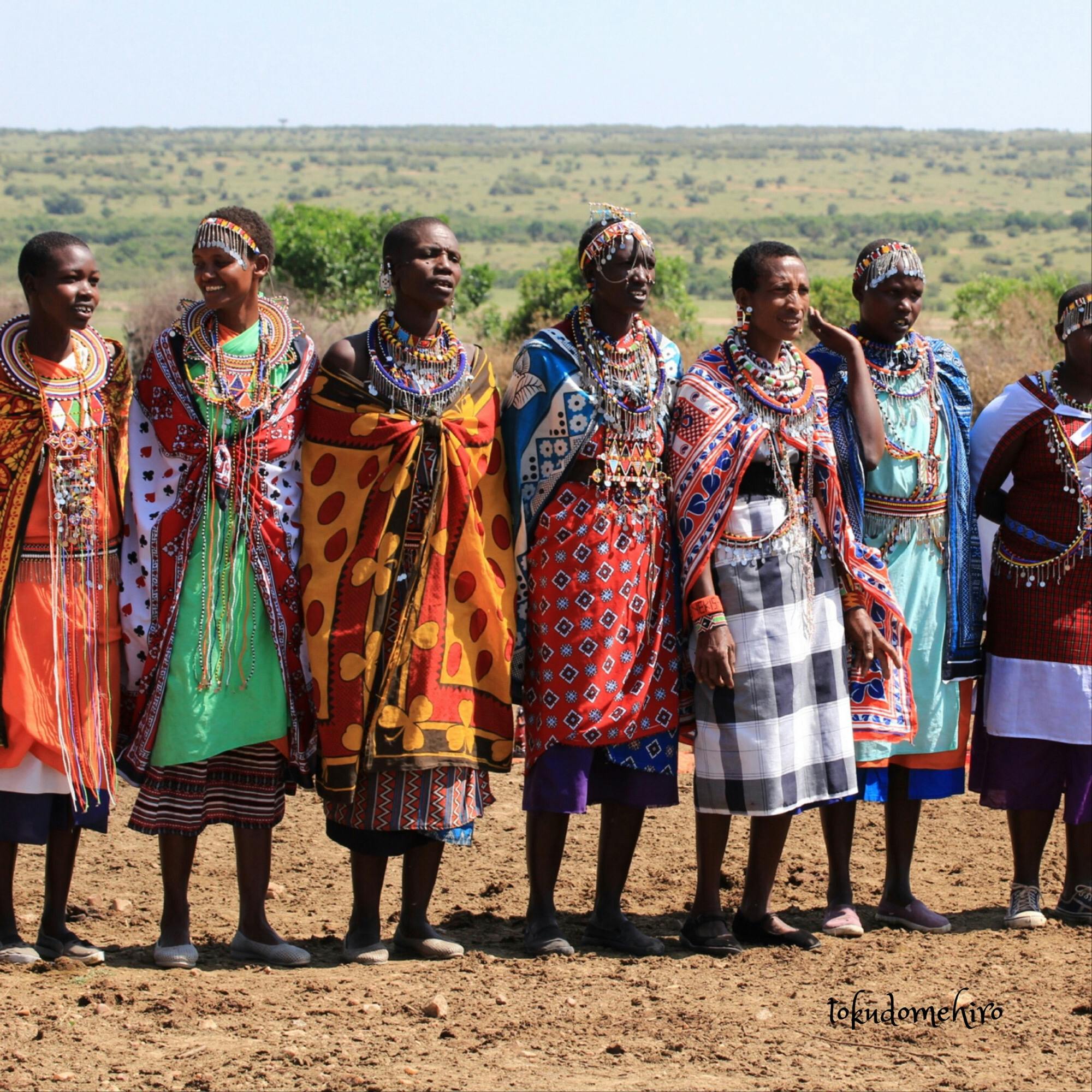 マサイマラ国立保護区の投稿写真 感想 みどころ ケニア マライマラにて マサイ族の奥様方 カラフルな衣装 トリップノート