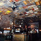 New York / Brooklyn
Black Brick Coffee
天井には古い木箱が敷き詰められ、レジ下のカウンターにはビンテージトランクが敷き詰められるなど、何ともブルックリンらしい味のある店内。ウィリアムズバーグ散策の際には、必ず立ち寄るお店です♪