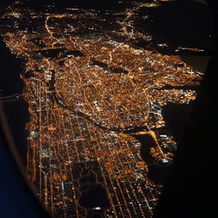 New York / Manhattan
JFK空港へ向かう飛行機の窓から。宝石のようにキラキラ輝くマンハッタンの夜景。