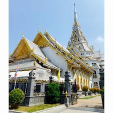 ワット・ソ－ト－ン：観光客にはさほど知られていないようですが、タイの人々からは厚く信仰されておりワット・プラケオに次いで2番目に参拝者が多いとされています。豪華で洗練された美しさがあり、まるでお城のようです☺️