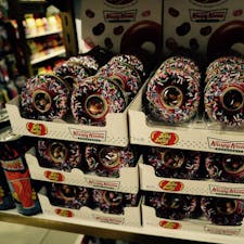 New York / Manhattan
Dylan’s Candy Bar

ミッドタウンの「ディランズ・キャンディーバー」で見つけたクリスピークリームドーナツ味のグミキャンディ。可愛いパッケージ♪
#newyork #manhattan #dylan’scandybar