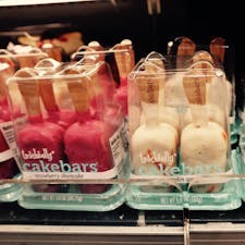 New York / Manhattan
The Food Emporium

ミッドタウンのスーパーマーケットで見つけた「ケーキバー」。アイスの棒にケーキが刺さっているのが食べやすいです♪
#newyork #manhattan #cakebars