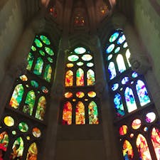 スペイン
サグラダファミリア(内部)

外観も素晴らしいですが、内部がこんなに綺麗だとは思いませんでした。