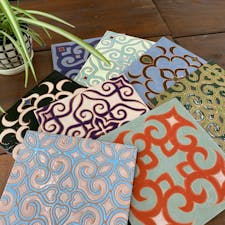 しらおいスペインタイル工房ミナミナ

スペインタイルの絵付体験ができます。アイヌ文様の図案も沢山あって、オンリー白老のタイルを作れますよ！

https://irankarapte-shiraoi.info/experience-minamina