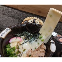 五代目花山うどん
歌舞伎座の裏側にある群馬名物「鬼ひも川」が人気なうどん店。
メニューは「鬼釜」
平たいツルツル麺の冷たいうどんで可愛らしい狸の器に盛られています。初めは麺のみで小麦の味をたのしみ、次につゆをかけ具材(豚肉や温玉)とともに、最後は本ワサビを加えて食べるのがオススメのようです。
美味しかったです。