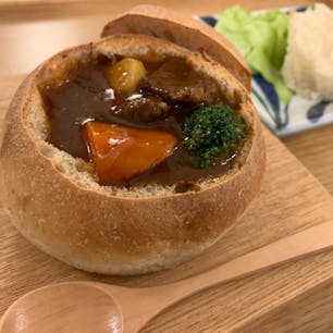 白老町のカフェ『カレンデュラ』の一押しメニューは、白老牛のビーフシチュー。

このシチューパン開発のために石窯で焼き上げられた特製パンも絶品！

https://irankarapte-shiraoi.info/calendula