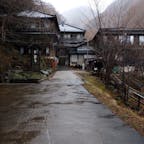 北温泉旅館(外観)
栃木県奥那須

山の中にある温泉旅館。150年以上の歴史があり、廃藩置県以前はお城だったとか。

駐車場から5〜10分程歩きます。道中は急勾配なので履き慣れた靴で行くことをオススメします。