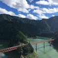 大井川鐵道
静岡県

SLに乗って山の中を進みます。
駅弁を食べながら、ゆっくり景色を楽しめます。

この写真は途中下車して、線路を上から見下ろしたときに撮りました。