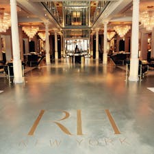 New York / Manhattan
RH New York
ミートパッキングにあるアメリカの人気家具ブランド「RH」。旧名は「Restoration Hardware & RH Modern」。5階建てのインテリアショップは、どこを見てもとってもお洒落で高級感たっぷり。
#newyork #manhattan #rhnewyork