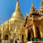 今回初めてミャンマー訪問しました。ミャンマー最大の聖地シュエダゴォン・パヤーの存在感が特に凄かった。全てが「金色仕様」で人を引き寄せる力があり、中央の仏塔を取り巻く回廊を右回りに歩いて網羅すると軽く2〜3時間はかかります。ここで面白かったのが、お参りの際にミャンマー伝統歴の「八曜日」というのを使用していて「何曜日に生まれたか？」というのがとても重要で、自分の生まれた年と月でチャートから数字を割り出します。そこから最終的に自分の「誕生曜日」を見つけ出すと、8つの曜日の星と方角と動物が分かるので、最後にその方角の祭壇にお参りするというもの。因みに私は「南東の火曜の火星のライオン」だったので、そちらの祭壇にお参りしました。