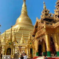 今回初めてミャンマー訪問しました。ミャンマー最大の聖地シュエダゴォン・パヤーの存在感が特に凄かった。全てが「金色仕様」で人を引き寄せる力があり、中央の仏塔を取り巻く回廊を右回りに歩いて網羅すると軽く2〜3時間はかかります。ここで面白かったのが、お参りの際にミャンマー伝統歴の「八曜日」というのを使用していて「何曜日に生まれたか？」というのがとても重要で、自分の生まれた年と月でチャートから数字を割り出します。そこから最終的に自分の「誕生曜日」を見つけ出すと、8つの曜日の星と方角と動物が分かるので、最後にその方角の祭壇にお参りするというもの。因みに私は「南東の火曜の火星のライオン」だったので、そちらの祭壇にお参りしました。