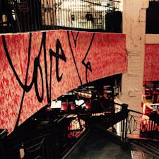 New York / Manhattan
Bill’s Bar & Burger
ロックフェラーセンターにある、大好きなバーガーレストラン。店内中央にある1Fから地下へ降りる階段には、NYの有名なグラフィティアーティスト・Curtis KuringのLOVE ME アートが！
#newyork #manhattan #billsbar&burger