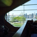 New York / Queens
Hunters Point Library
クイーンズのハンターズポイントにある公共図書館からは、マンハッタンの美しい絶景を眺められます。
#newyork #manhattan #queens
