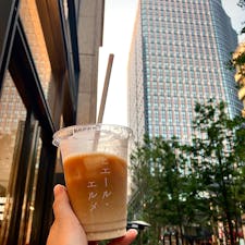 ピエール・エルメ　丸の内☕️🏙

街中にあるピエール・エルメ・パリのカフェ。
テラス席もあり、街中でもゆっくりと休めます。