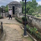 宝箱がありそうな入り口を物色する野盗