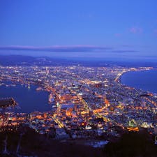 完全に暗くなる手前の、まだ周りの山が見えてるぐらいのときがとてもきれいだった函館夜景。