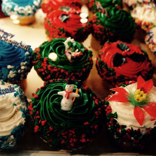 New York / Manhattan
ホリデーシーズンには、街中のパン屋さんやケーキ屋さんのショーウィンドウに可愛いクリスマスカップケーキが並びます♪
#newyork #manhattan