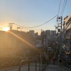 夕やけだんだん🌇

日暮里駅方面から
谷中銀座に下る坂（階段）のこと。
夕陽がすごく綺麗で都会とは違う
懐かしい気持ちになります…