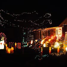 New York
日本ではなかなか見かけない、アメリカらしい豪勢なクリスマスホームデコレーション。
#newyork