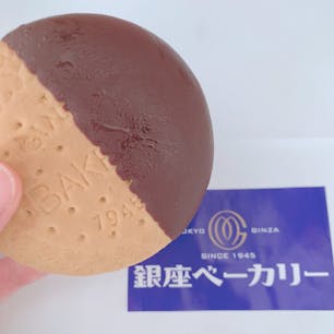 銀座ベーカリー🍪🍫

カステラビツケットサンドが美味しい！
このチョコがかかっている種類は
午後に行ったらもう最後の一つでした😭

#銀座一丁目カフェ