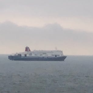 人と貨物を下ろした後、２便船入港の為
沖合いで待機するきょうとⅡ