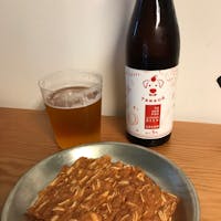 台北　61NOTE。奥に写っているのは主役のビールですが、私のお目当ては手前のビーフジャーキー。薄くてパリパリしていて、美味しいのです👍