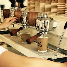 今シンガポールで人気があるコーヒーショップといえば「アラビカ」ではないでしょうか。つい最近サマセットにもお店が出来たところ。白をベースにした店内はお洒落な雰囲気で、香り高いコーヒーがより美味しい。