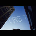 New York / Manhattan
マンハッタンの街中で、道ゆく人が皆、上を見上げているので「何だろう？！」と思ったら・・・。空にメッセージを描く何かが！
#newyork #manhattan