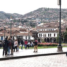 クスコの広場(Wi-Fiあり)
曇り空に山に建物