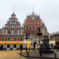 ラトビアの首都リーガ
ブラックヘッドの会館と聖ローランドの像が建つ市庁舎広場
