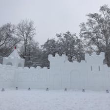 ユジノサハリンスクで出会った雪のお城。24時間自由に歩ける公園で、いたるところに雪像と氷像があり、夜はずっとライトアップしていました。