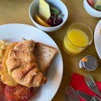 #ハートレイズ・クロコダイル・アドベンチャーズ
#ケアンズ #オーストラリア 
2019年12月

コアラと一緒に朝ごはん🐨🌿

ビュッフェ形式の朝食だったんだけどオーストラリアの
ビュッフェは1回しか取りに行けないらしい🤔🤔