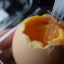 北坂たまご🥚🍮

淡路島の養鶏場で販売している
たまごまるごとプリン。
見た目は普通の卵ですが、
殻を割ると中身はプリン！！
ソースをかけて食べると濃厚で
とても美味しいです✨

#淡路島