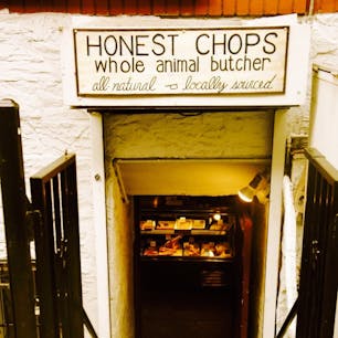 New York / Manhattan
Honest Chops Butchery
イーストビレッジにあるお肉屋さん。地下にあるのでちょっと入りにくいけど、ソーセージが美味しいです♪
#newyork #manhattan