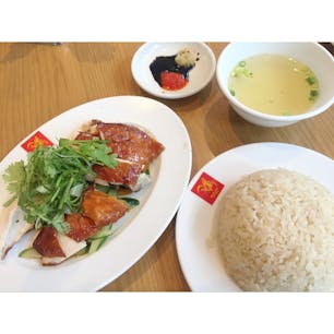 シンガポールにあるチキンライスの名店「ウィーナムキー」、の、日本店！
ランチはこれで1300円でした。
チキンライスは、スチームとローストを選べます。