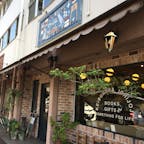 京都の名物書店「恵文社一乗寺店」に行ってきました。世界で一番美しい本屋10に日本で唯一選ばれた本屋さんです。
セレクトセンス、流れてる空気感、お客さん同士気遣い合いながらそれぞれの時間を楽しんでる感じが本当に心地よい空間。
本好きなら絶対に行ってほしい本屋さんです。